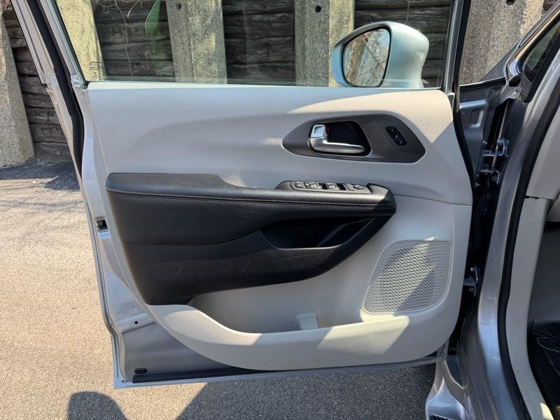 Used 2020 Chrysler Pacifica Touring-L FWD image 24
