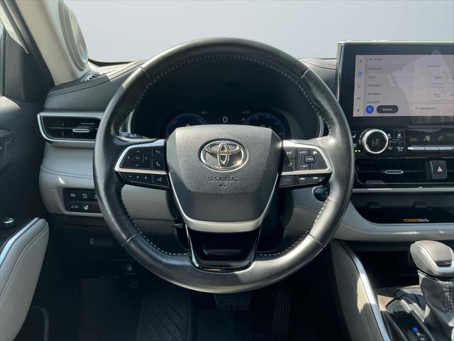 Certified 2025 Toyota Highlander Platinum AWD/4WD image 14