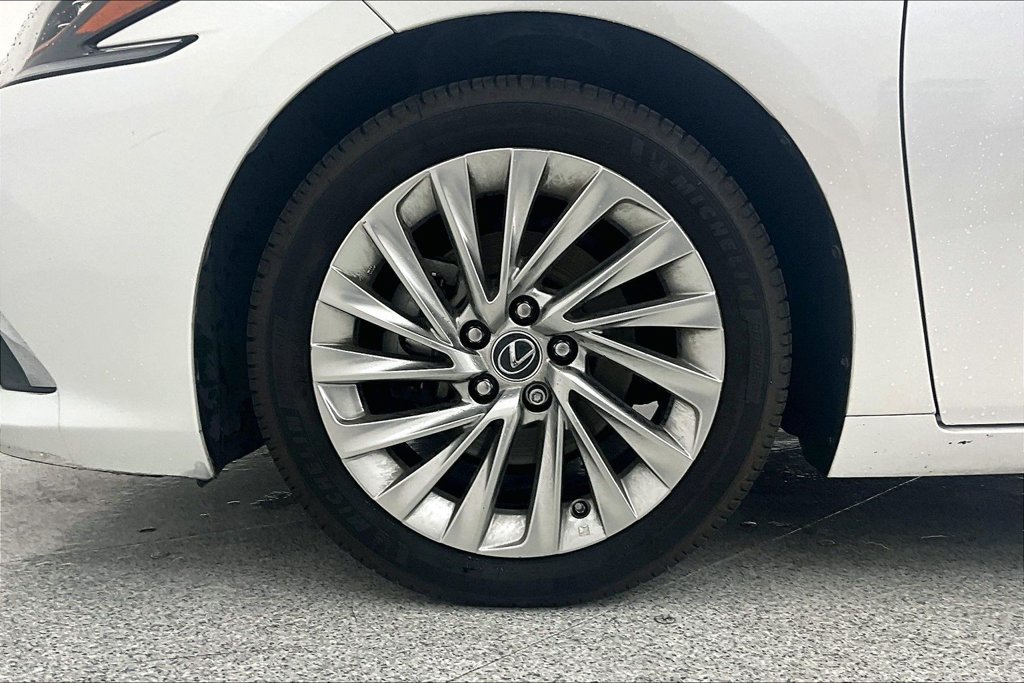 Used 2020 Lexus ES 300h Ultra Luxury w/ Accessory Package 2 FWD image 10