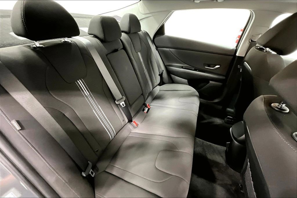 Certified 2025 Hyundai Elantra SEL image 35