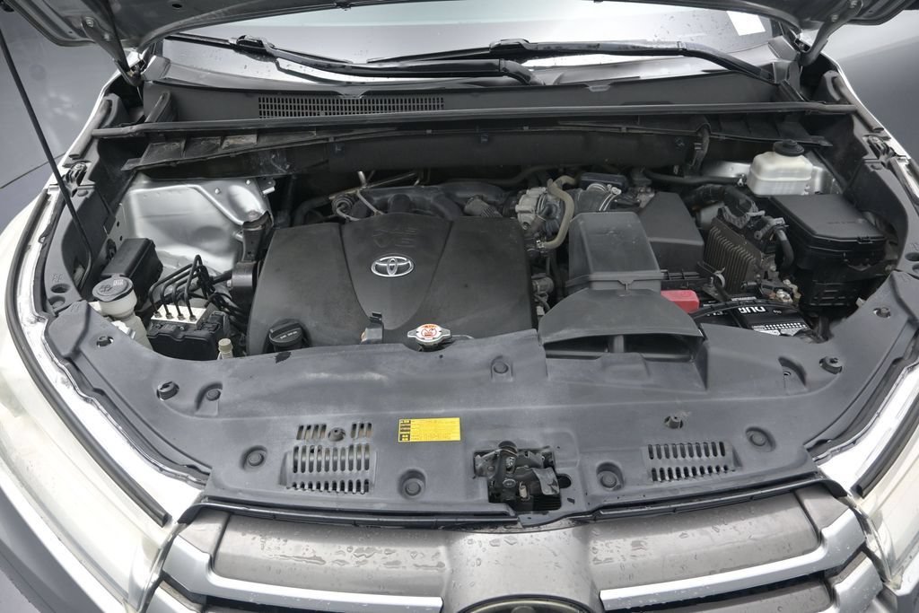 Used 2019 Toyota Highlander XLE FWD image 16