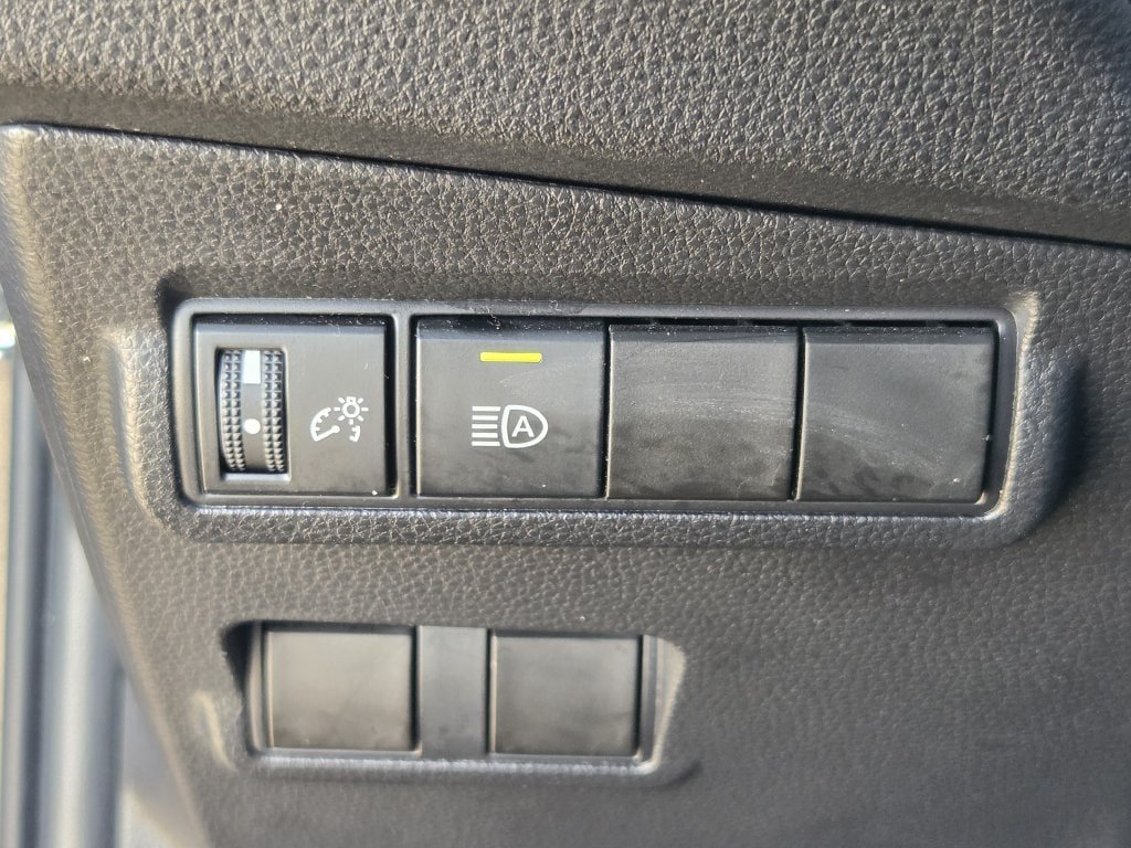 Used 2025 Toyota Corolla Cross XLE FWD image 25