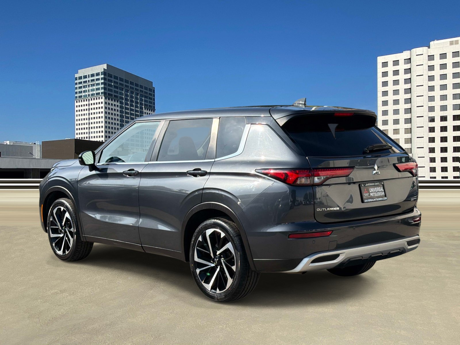 Used 2024 Mitsubishi Outlander AWD image 3
