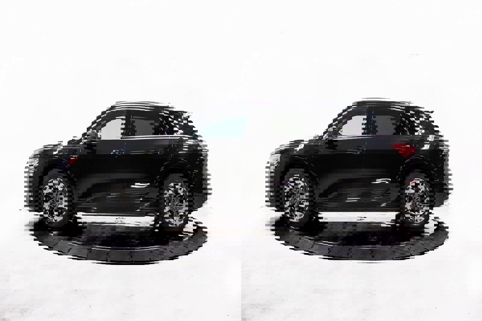 Used 2022 Audi e-tron Premium Plus w/ Premium Plus Package image 2