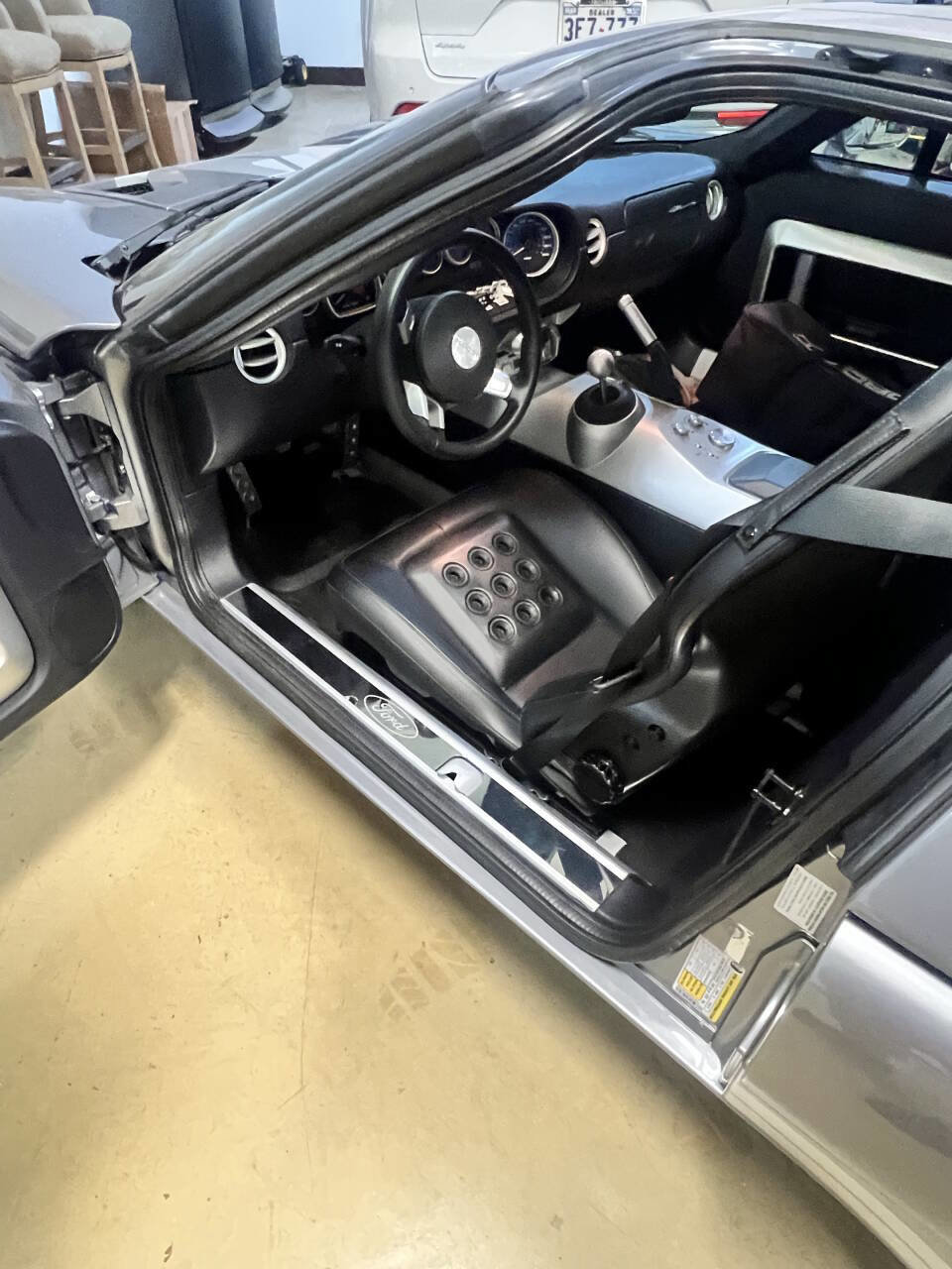 Used 2006 Ford GT RWD image 13