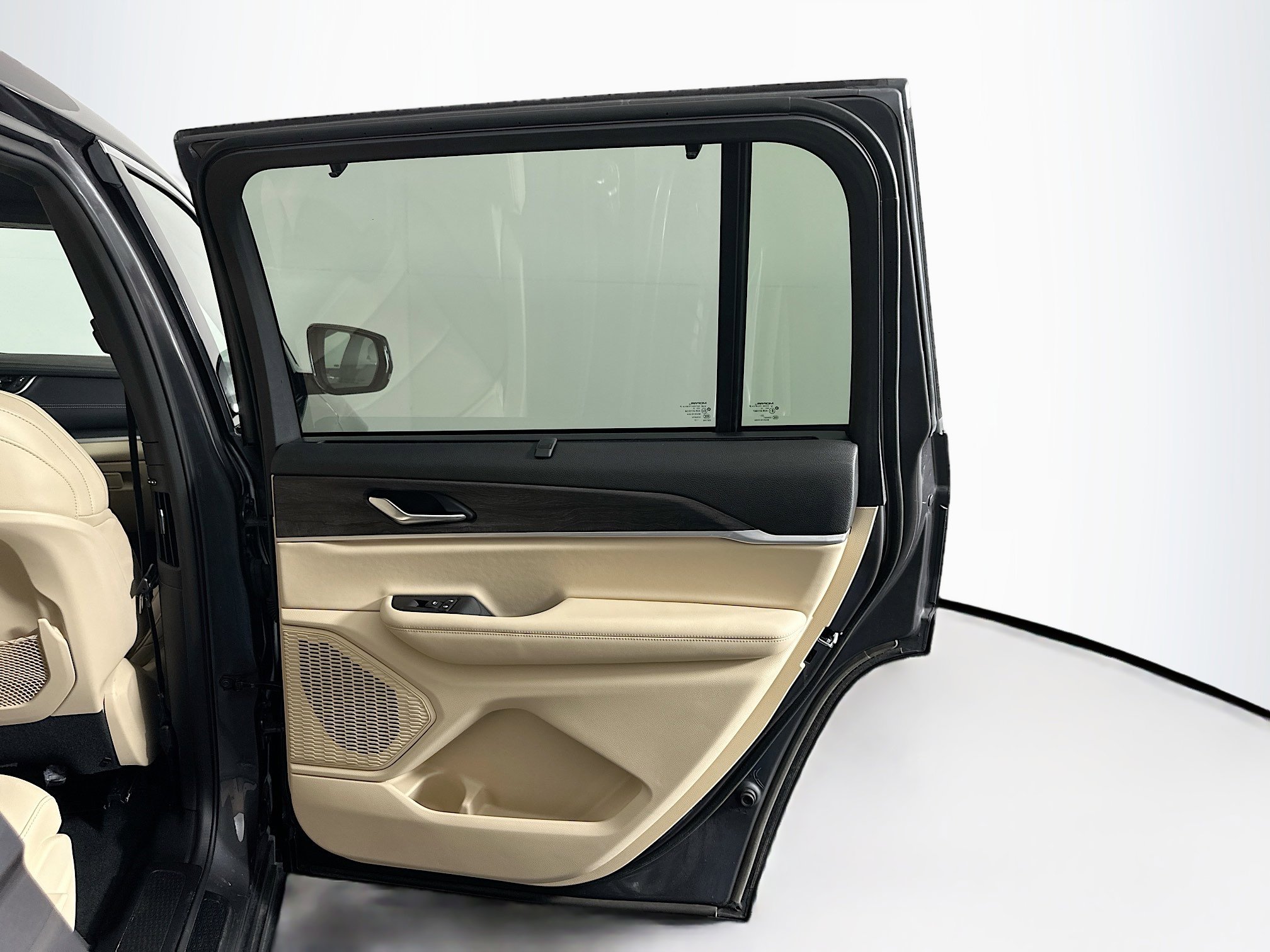 Used 2023 Jeep Grand Cherokee L Limited w/ Luxury Tech Group II image 32