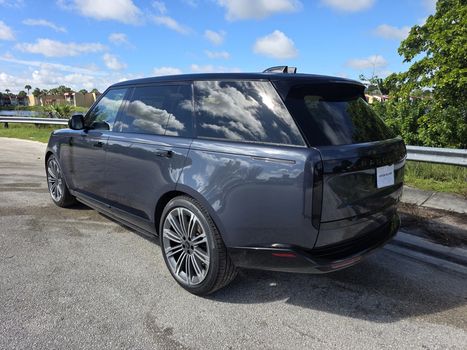 New 2027 Land Rover Range Rover Long Wheelbase SE AWD/4WD image 2