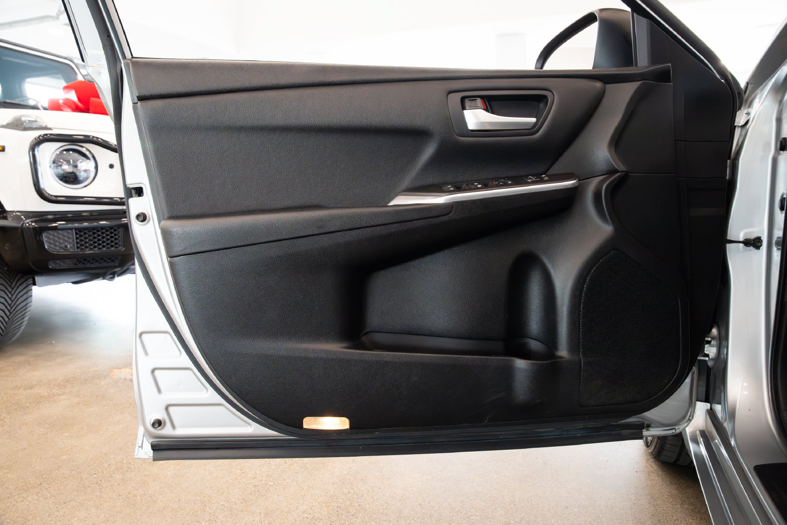 Used 2016 Toyota Camry SE w/ Moonroof Package FWD image 15