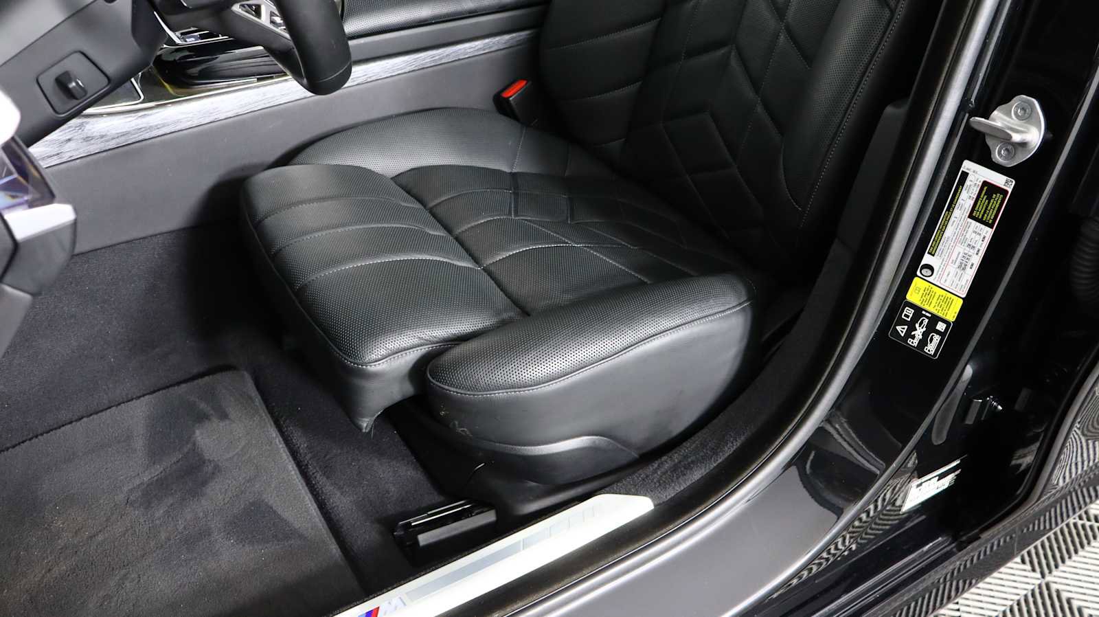 Used 2023 BMW 760i xDrive w/ Executive Package image 13