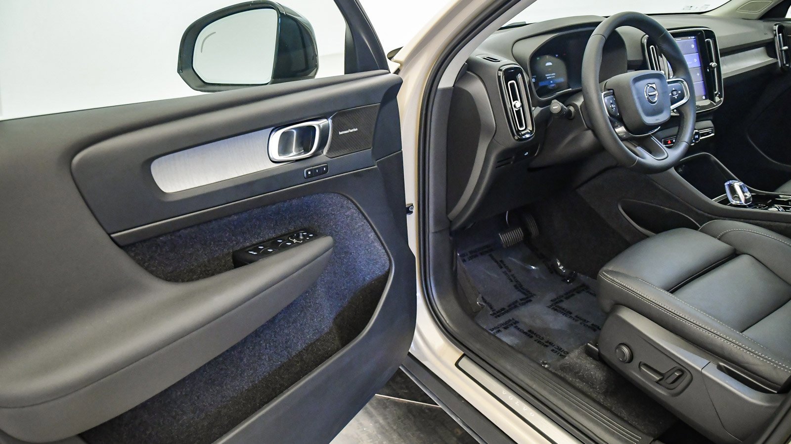 Certified 2025 Volvo XC40 B5 Ultra w/ Climate Package image 23