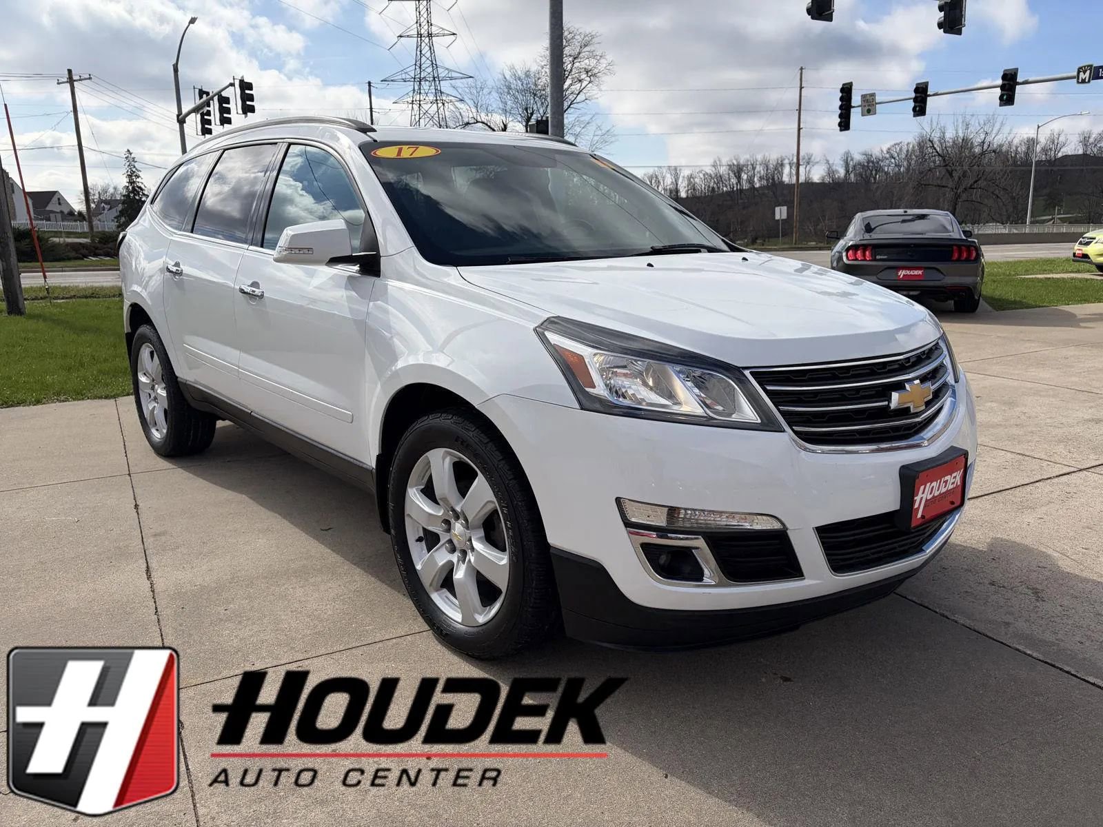 Used 2017 Chevrolet Traverse LT w/ Style and Technology Package AWD/4WD image 1