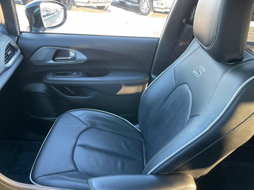 Used 2025 Chrysler Pacifica Limited FWD image 20