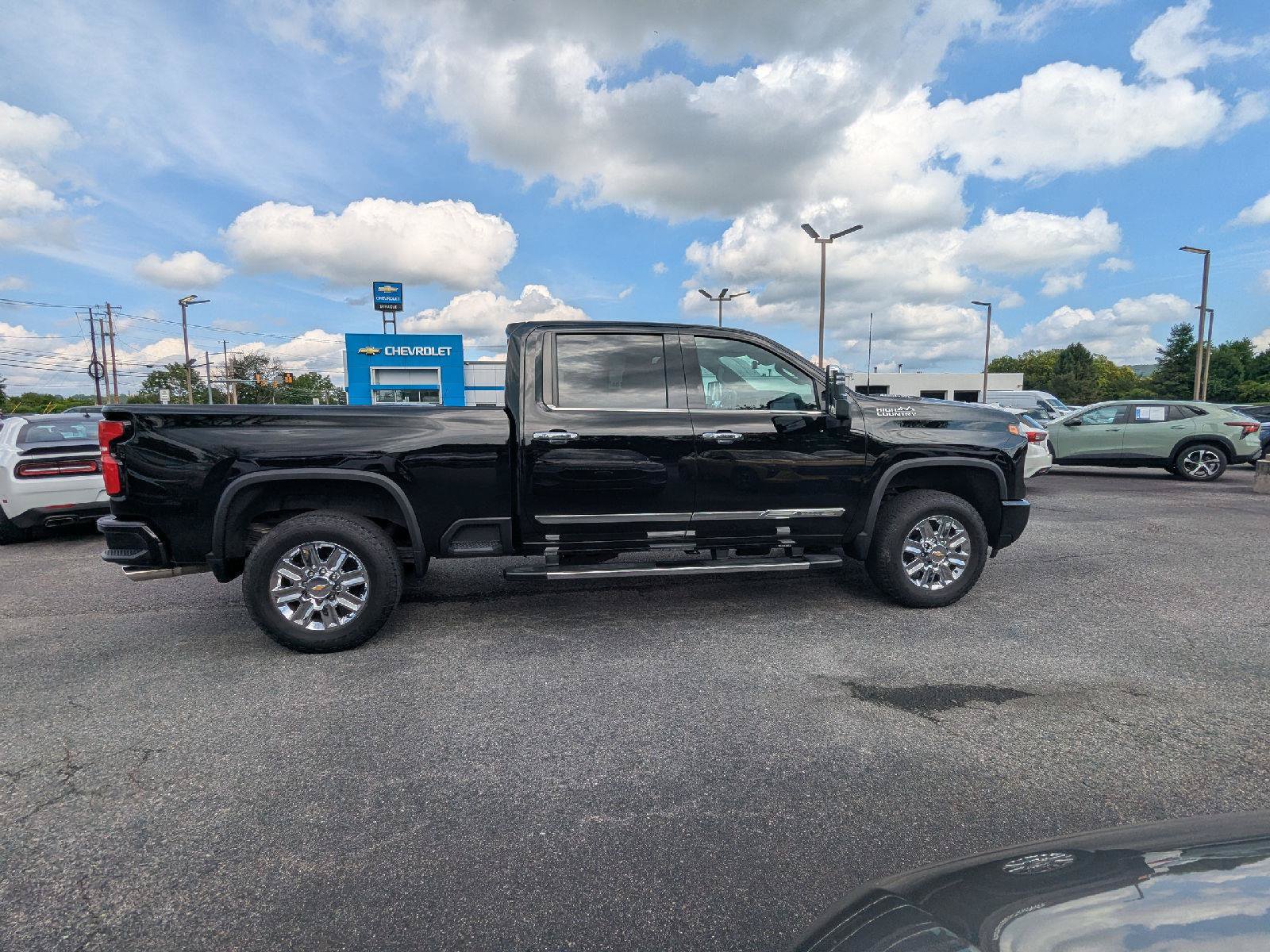 Used 2024 Chevrolet Silverado 2500 High Country w/ Technology Package AWD/4WD image 8