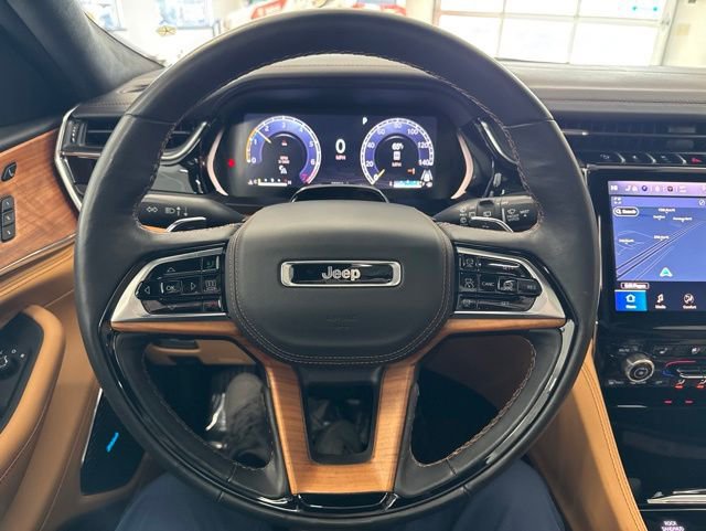 Used 2025 Jeep Grand Cherokee Summit AWD/4WD image 36