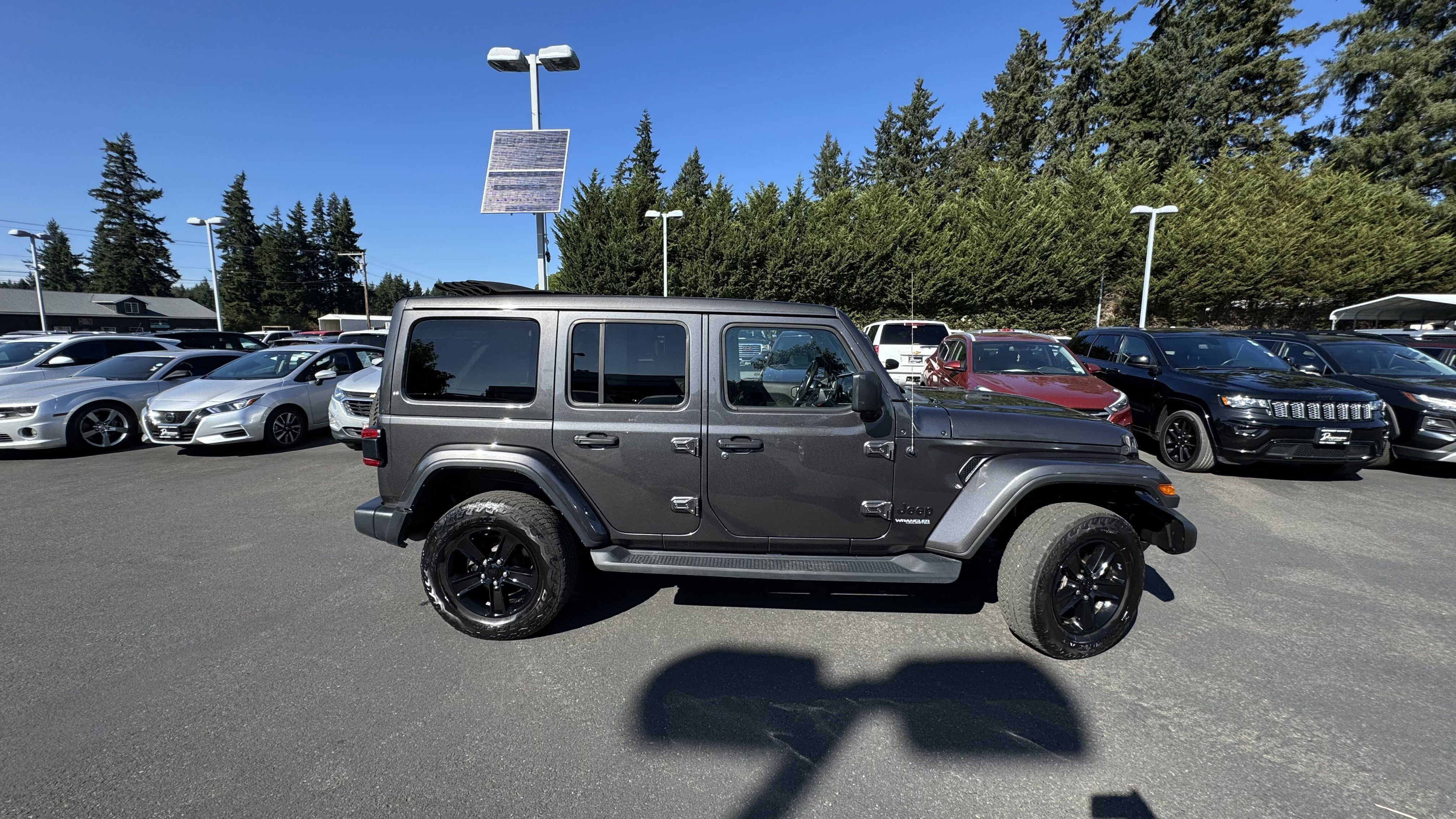 Used 2022 Jeep Wrangler Unlimited Sahara image 5
