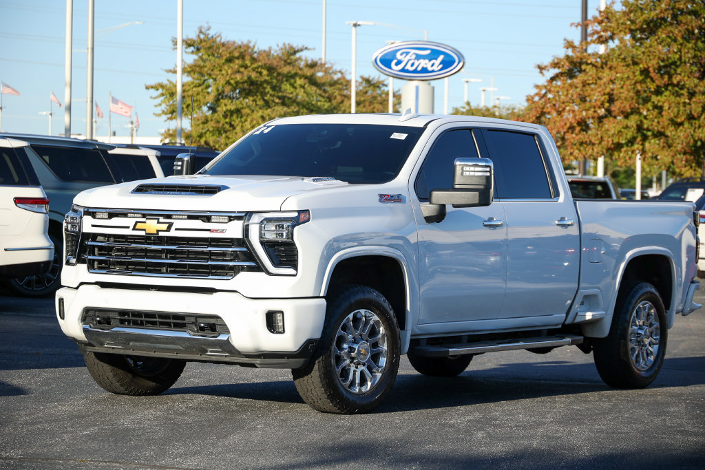 Used 2024 Chevrolet Silverado 2500 LTZ w/ LTZ Plus Package AWD/4WD image 2