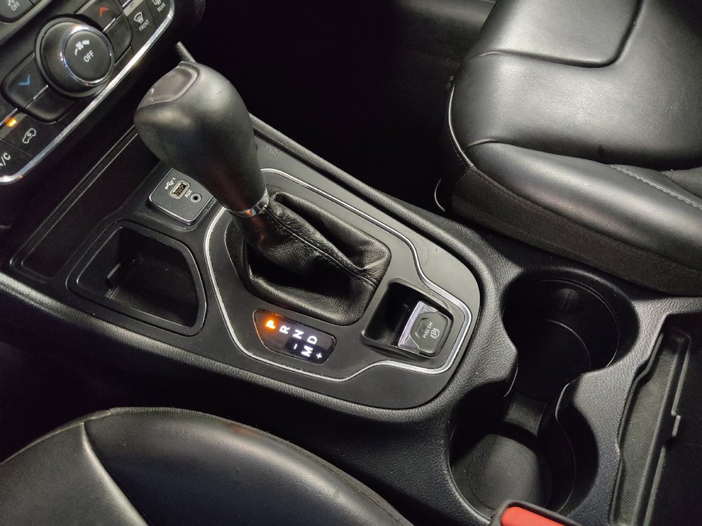 Used 2019 Jeep Cherokee Latitude Plus FWD image 26