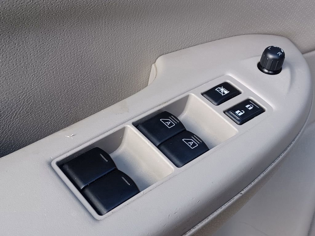 Used 2012 Nissan Quest SL FWD image 13