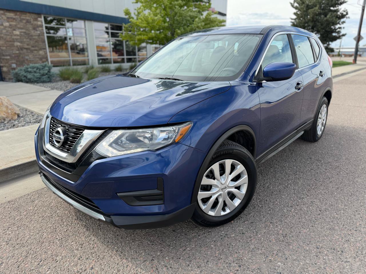 Used 2017 Nissan Rogue S AWD/4WD image 1