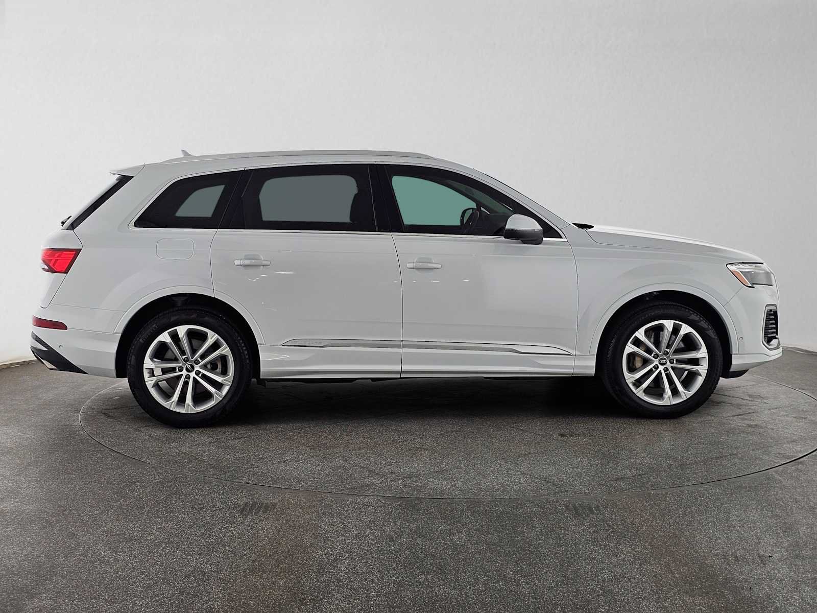 Used 2025 Audi Q7 2.0T Premium Plus w/ Premium Plus Package AWD/4WD image 2