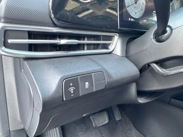 Used 2025 Hyundai Elantra SEL FWD image 12