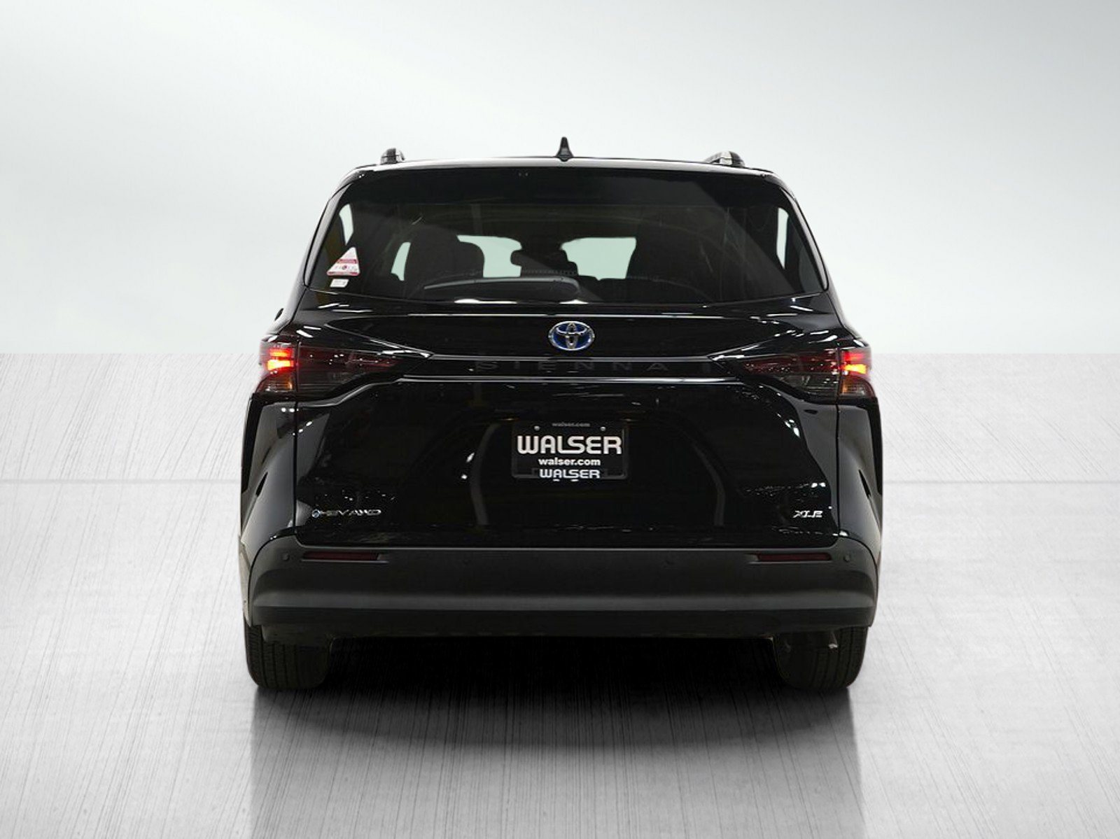 Used 2025 Toyota Sienna XLE w/ XLE Plus Package AWD/4WD image 4