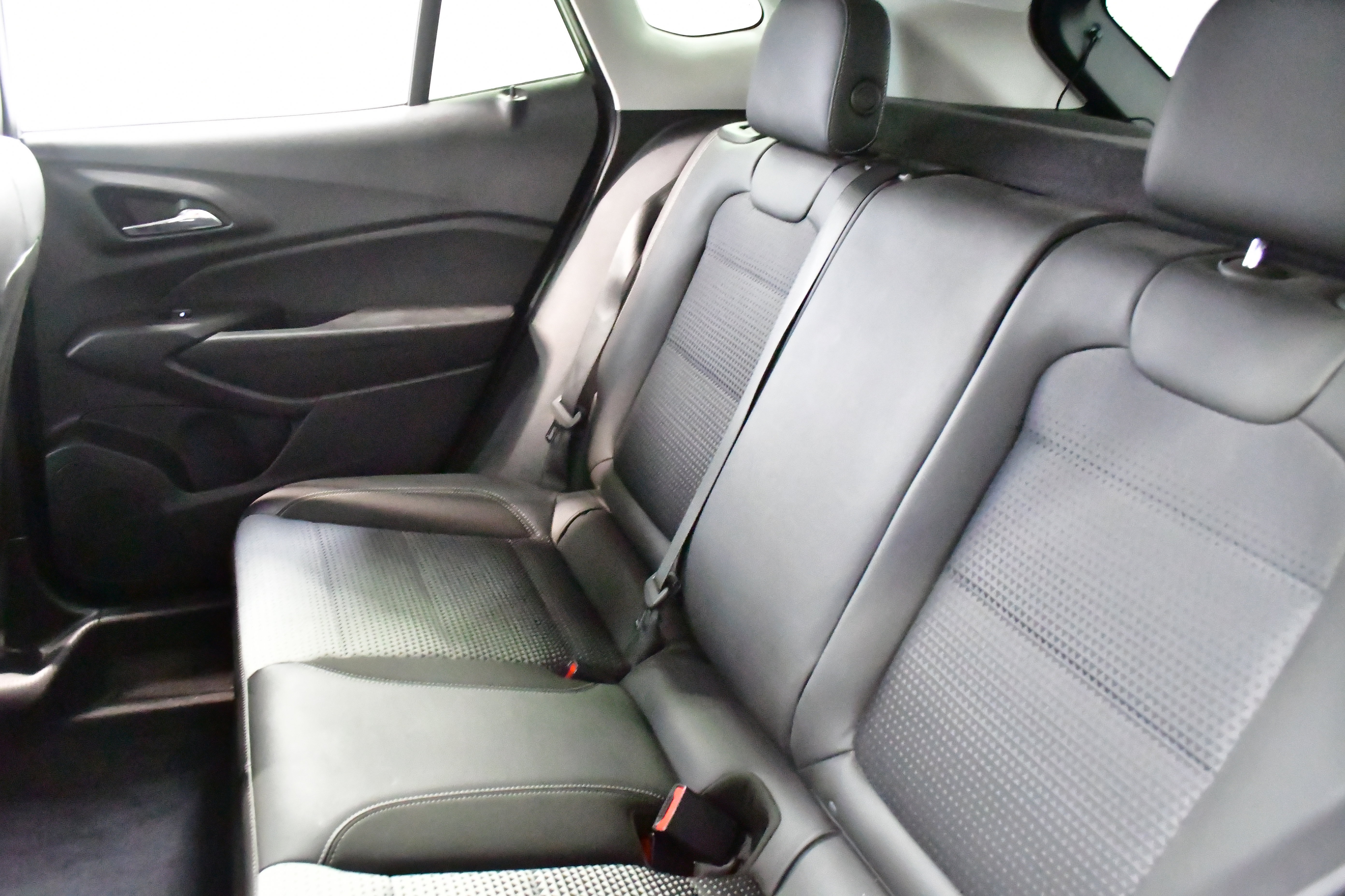 Used 2025 Chevrolet Trax LT w/ LT Convenience Package FWD image 13