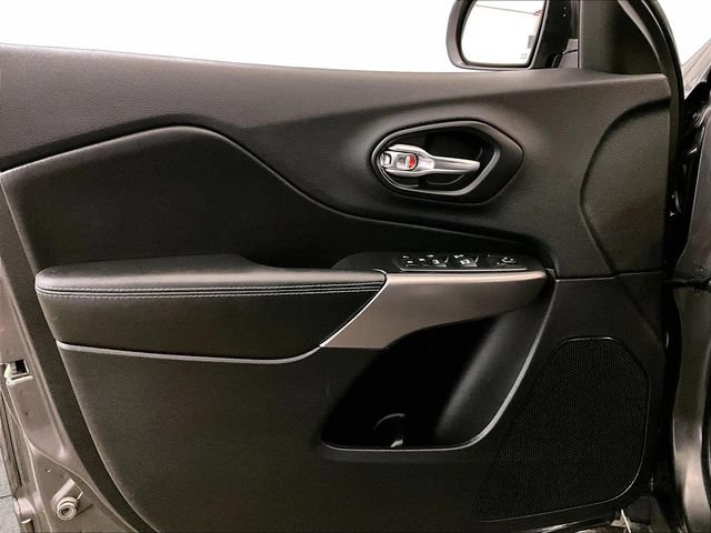 Used 2019 Jeep Cherokee Latitude Plus w/ Cold Weather Group AWD/4WD image 22