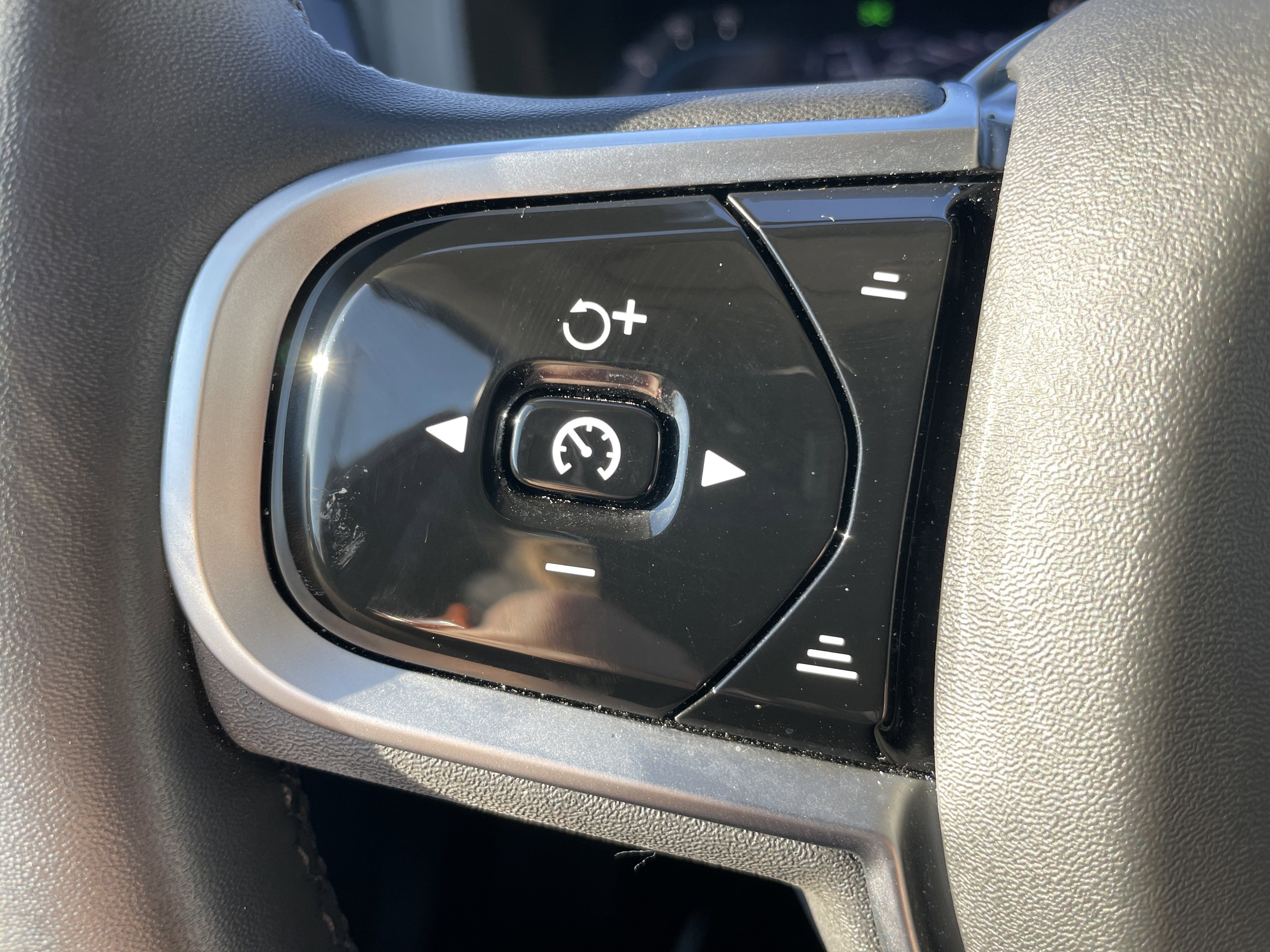 Used 2025 Volvo XC60 B5 Plus image 41