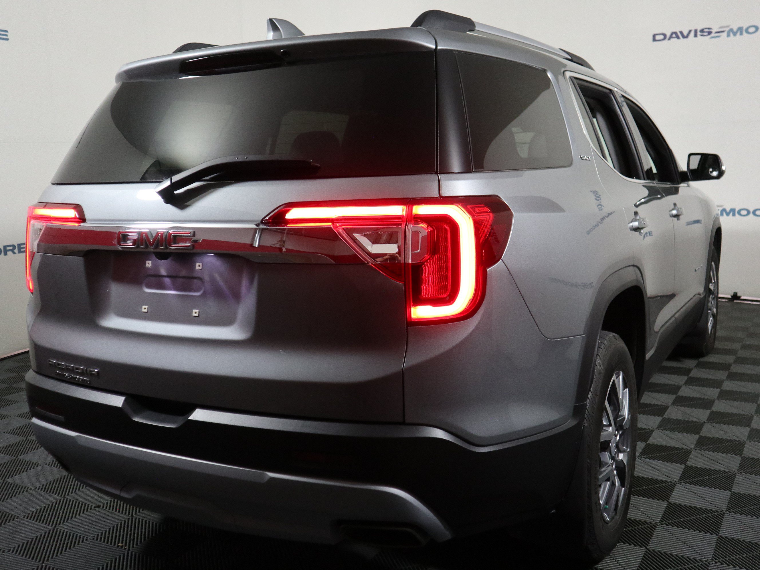 Used 2023 GMC Acadia SLT w/ Technology Package FWD image 6
