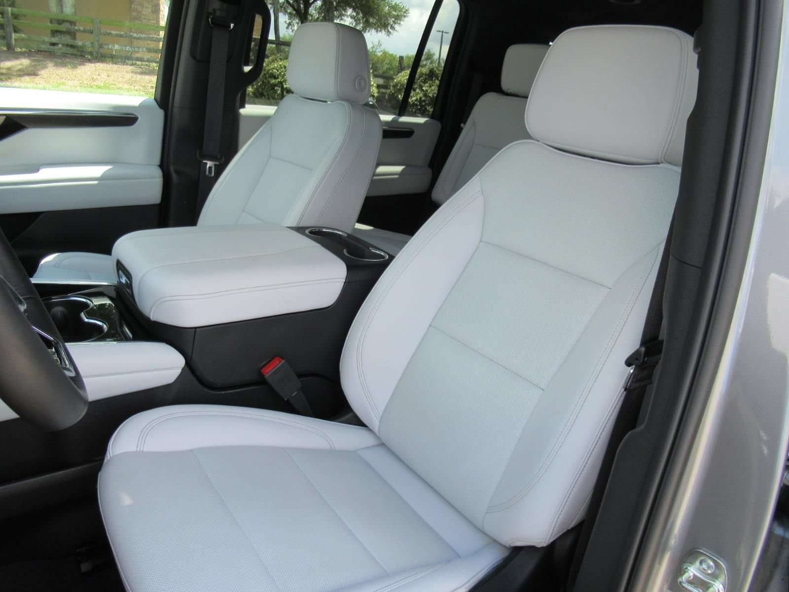 Used 2026 Chevrolet Suburban Premier AWD/4WD image 19