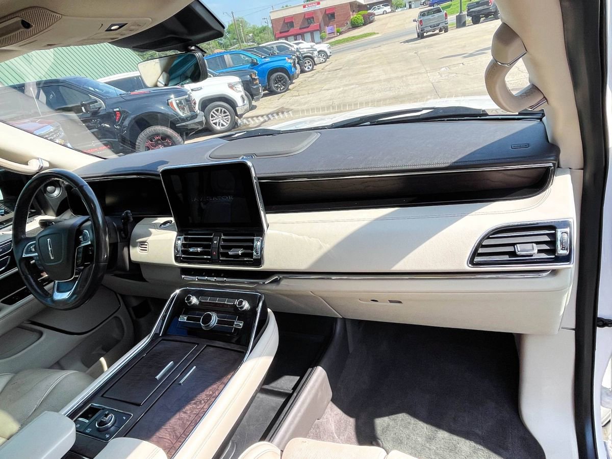 Used 2018 Lincoln Navigator Select w/ Technology Package AWD/4WD image 9