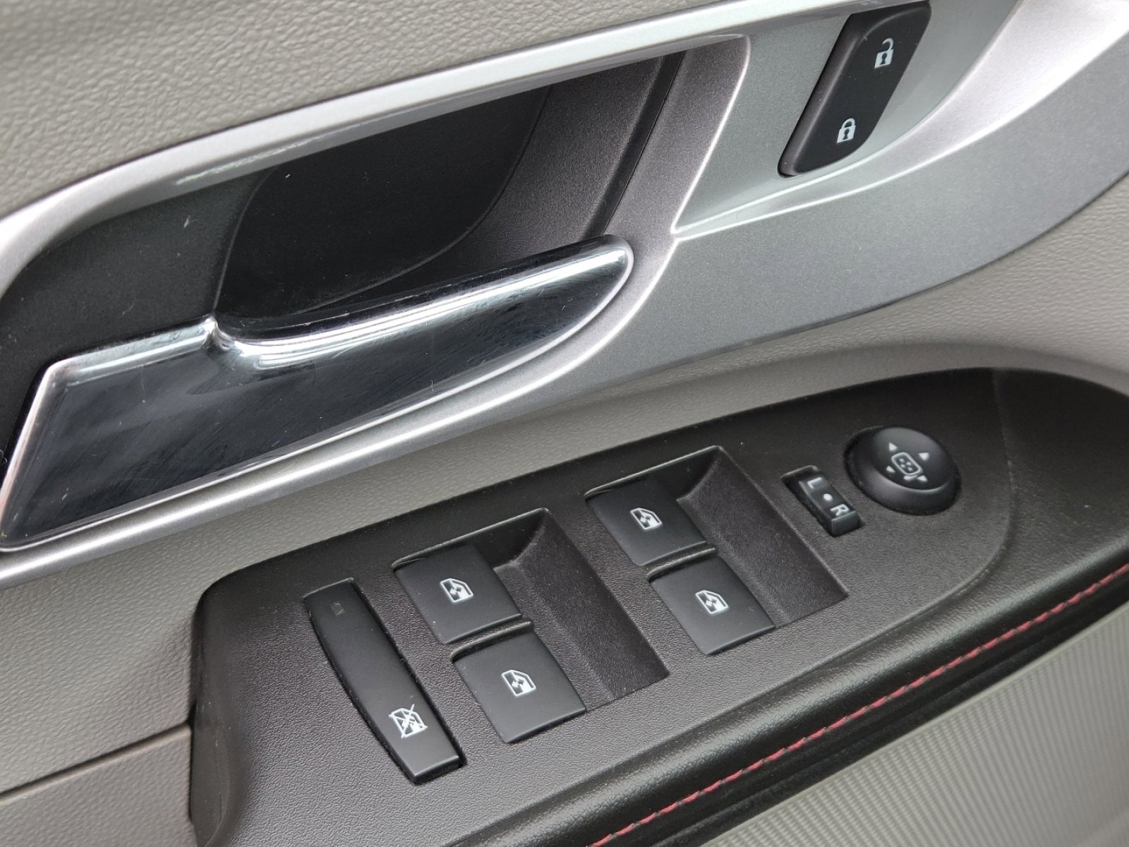 Used 2015 Chevrolet Equinox LT w/ Driver Convenience Package image 22