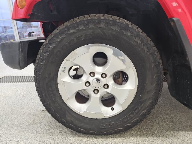Used 2015 Jeep Wrangler Unlimited Sahara w/ Connectivity Group AWD/4WD image 24