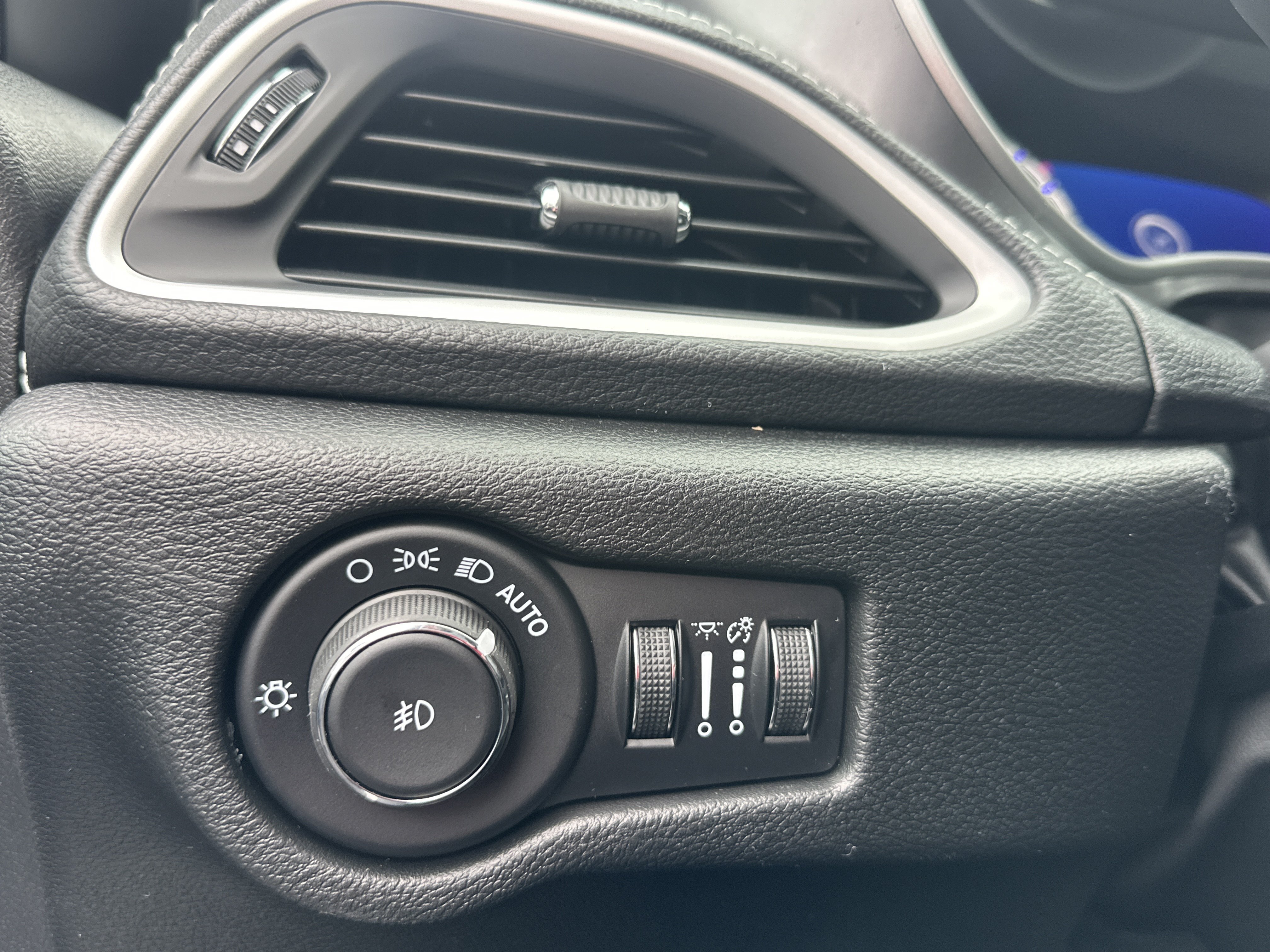 New 2026 Chrysler Pacifica Select AWD/4WD image 10