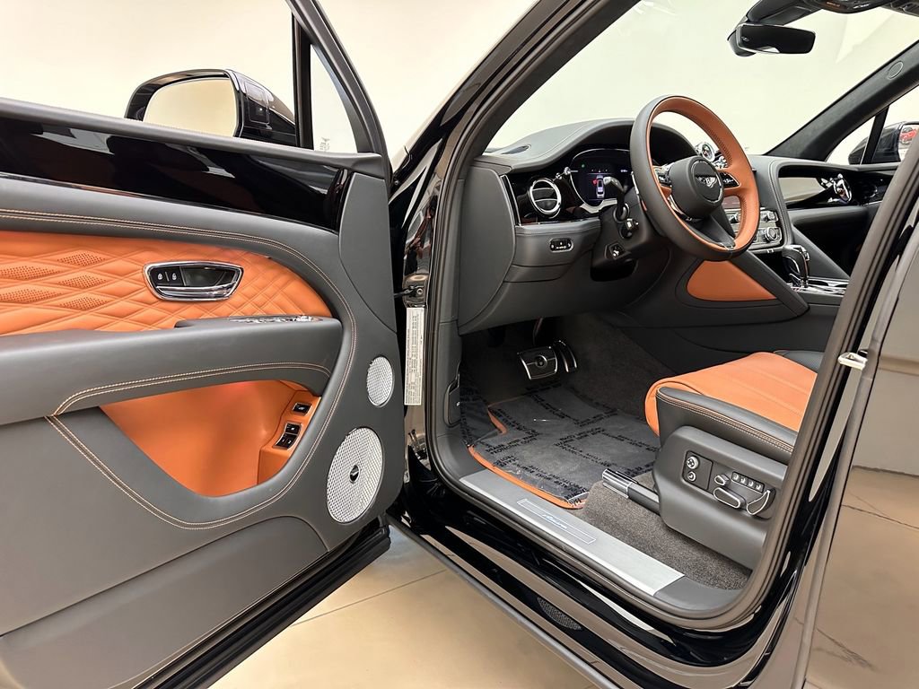 Used 2024 Bentley Bentayga image 21