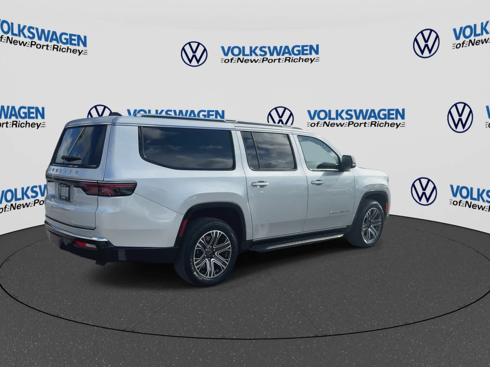 Used 2025 Jeep Wagoneer L Series II AWD/4WD image 8