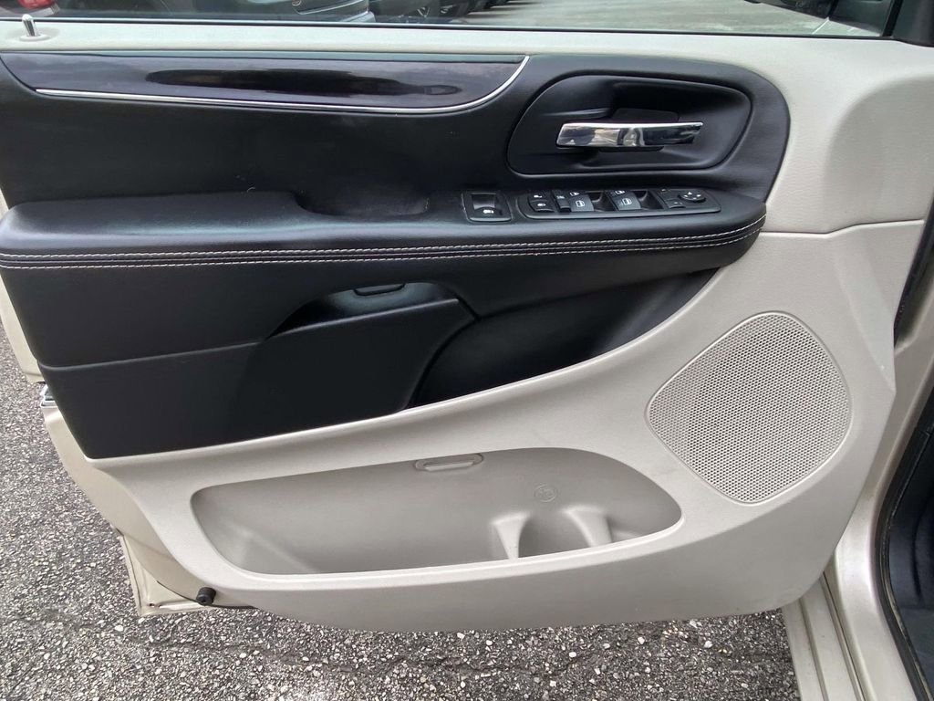 Used 2014 Dodge Grand Caravan SXT image 14