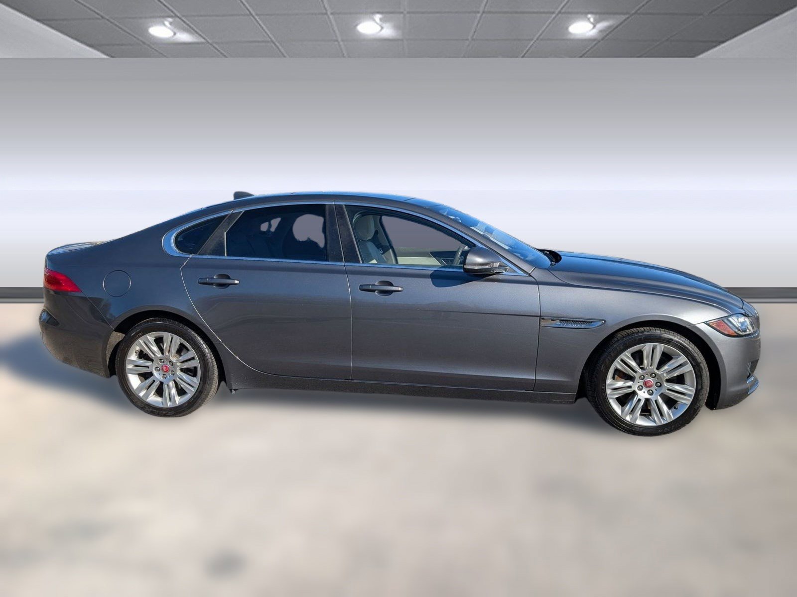 Used 2017 Jaguar XF Premium image 8