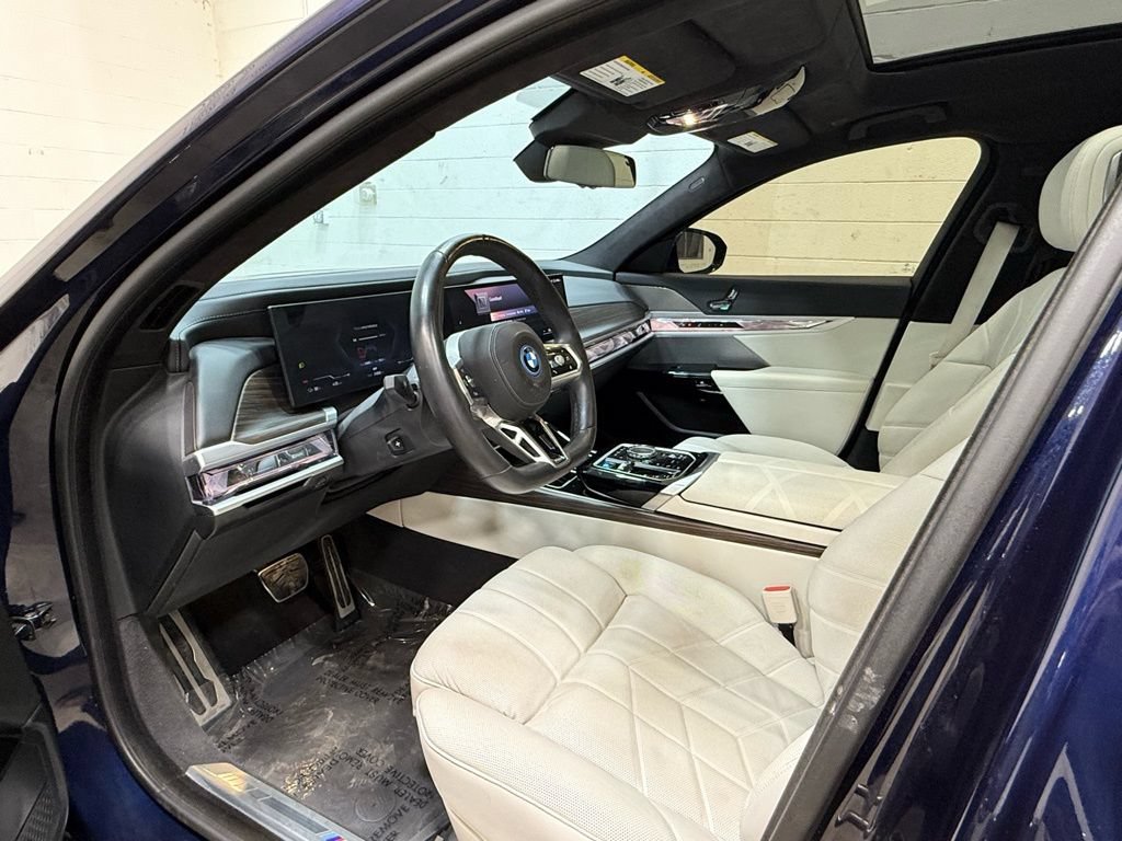 Used 2023 BMW i7 xDrive60 AWD/4WD image 27