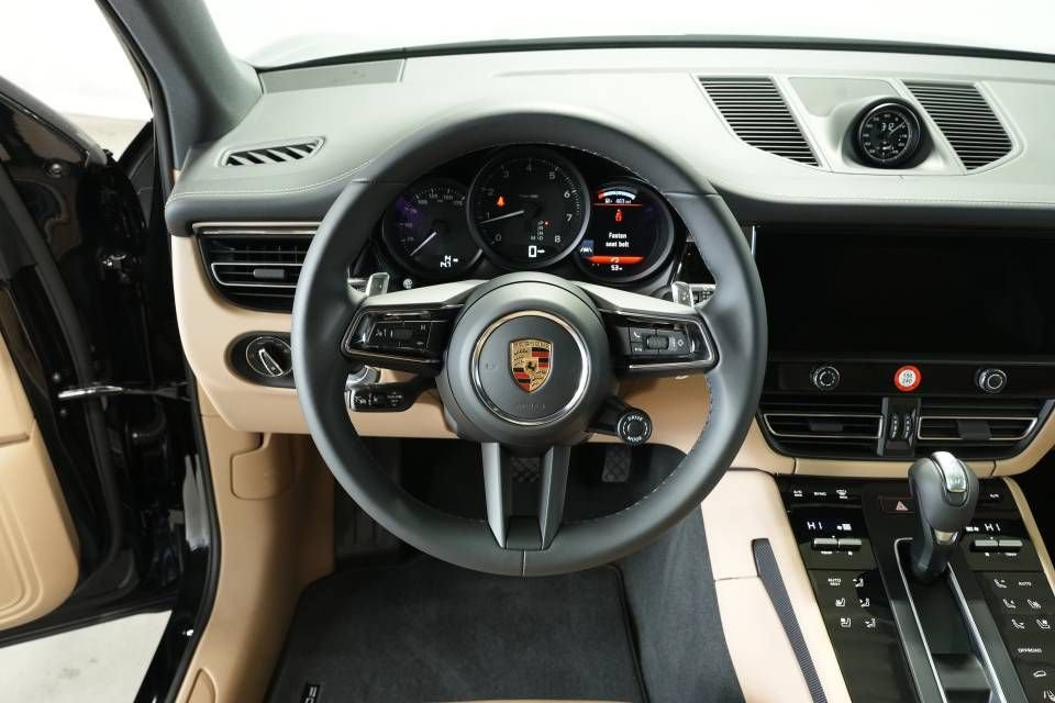 Certified 2026 Porsche Macan AWD/4WD image 13