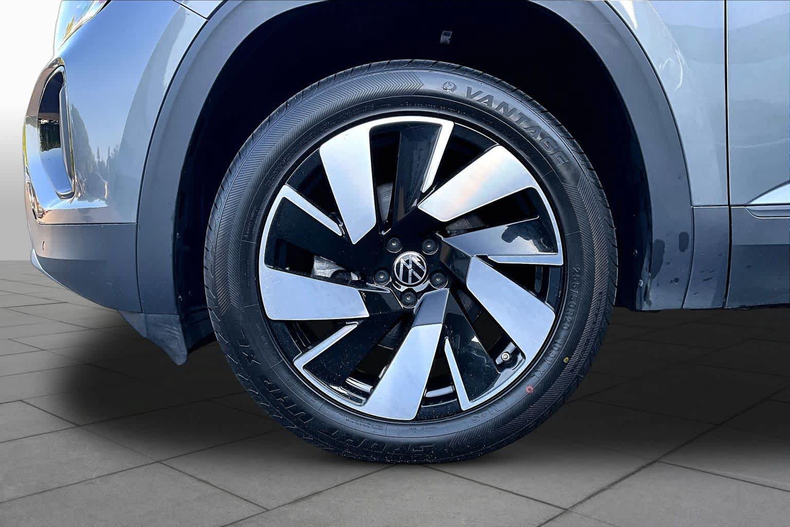Used 2025 Volkswagen Atlas Cross Sport SE FWD image 11