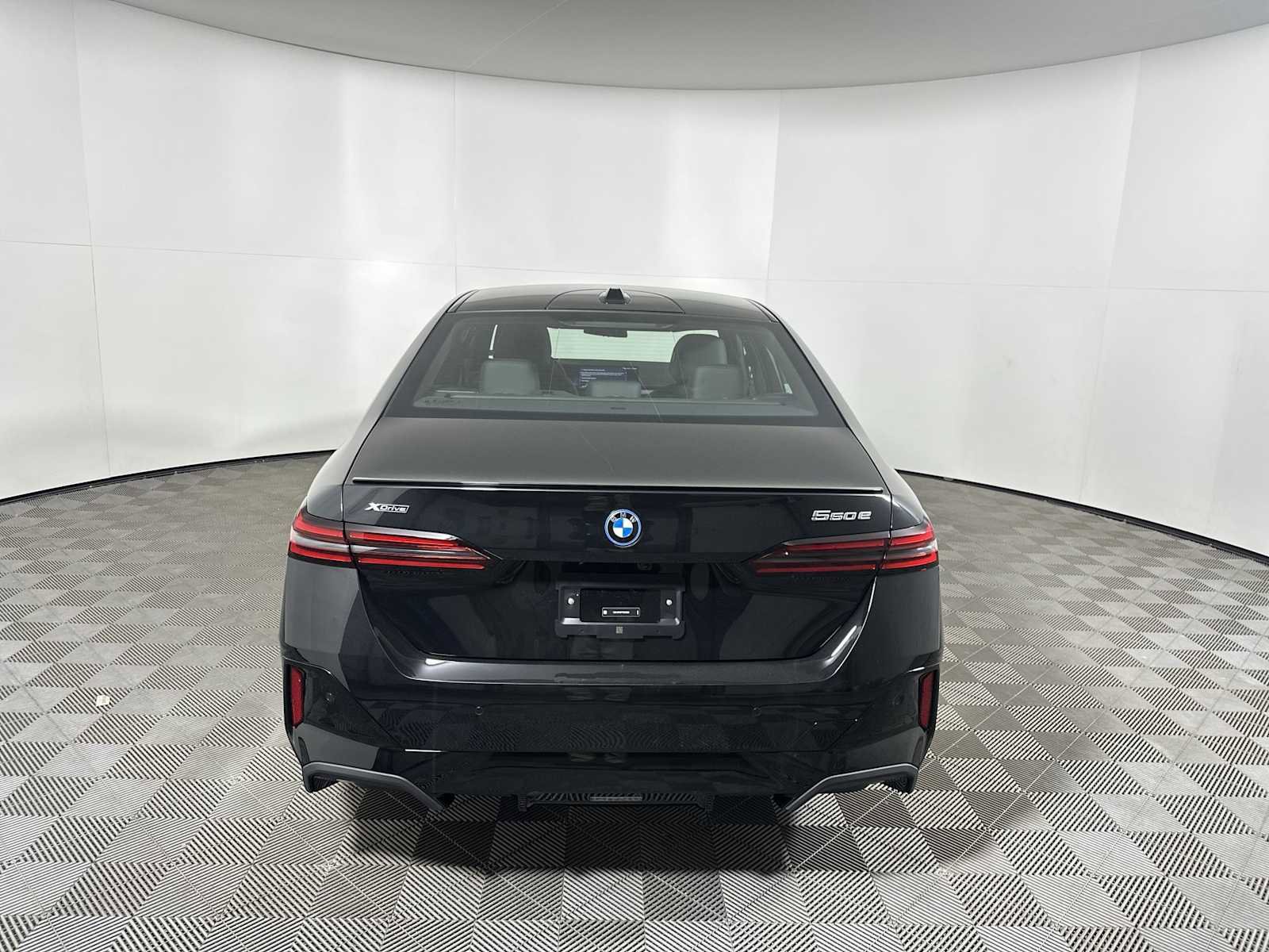 New 2026 BMW 550e xDrive w/ Executive Package image 2