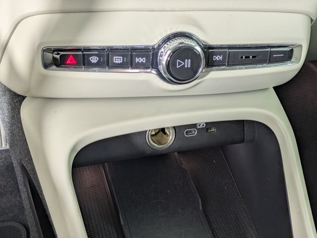 Used 2023 Volvo XC40 B4 Ultimate FWD image 26
