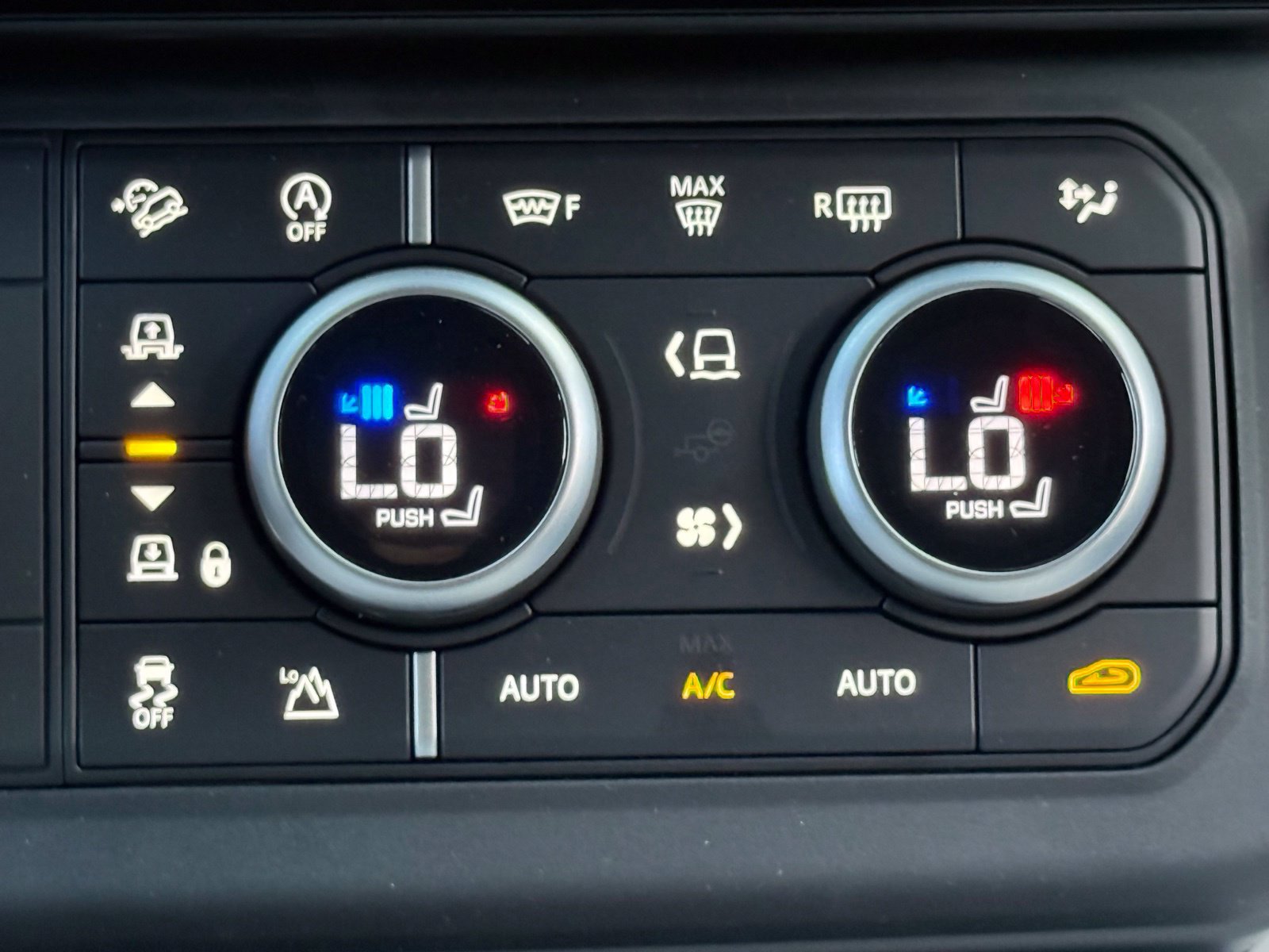 New 2026 Land Rover Defender 110 X-Dynamic SE AWD/4WD image 25