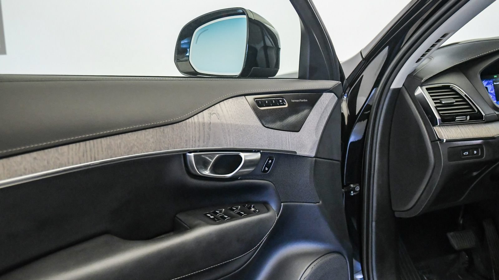 Certified 2023 Volvo XC90 T8 Ultimate AWD/4WD image 28