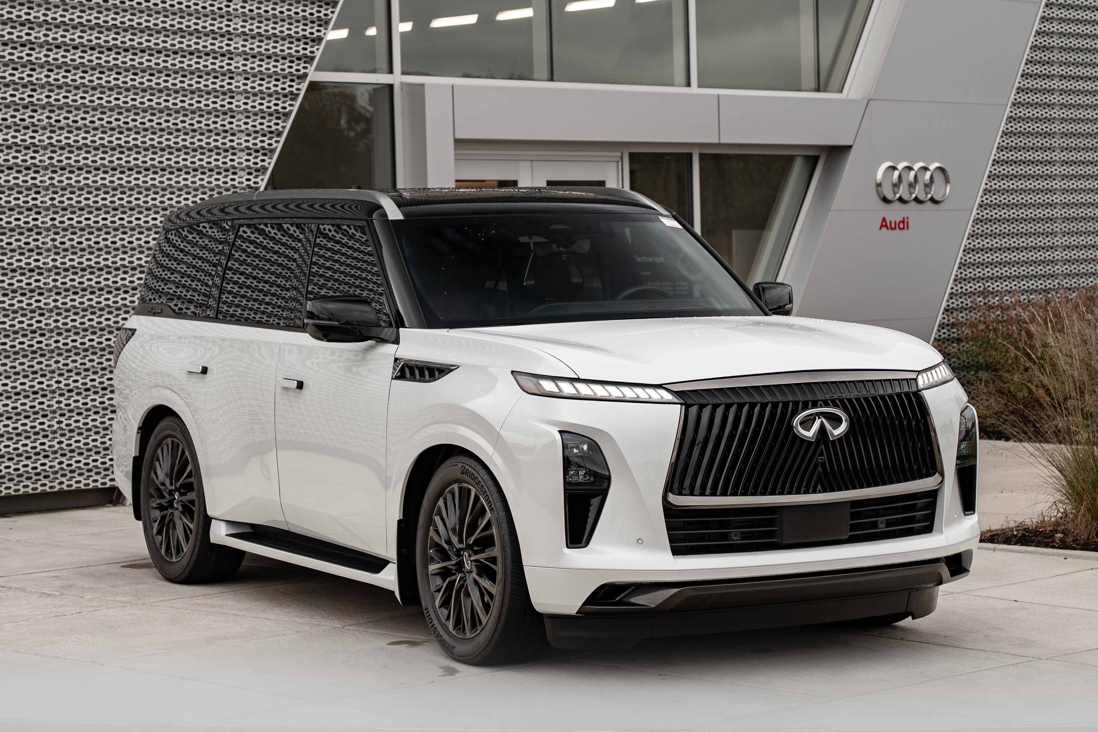 Used 2026 INFINITI QX80 Autograph w/ Premium Cargo Package AWD/4WD image 2