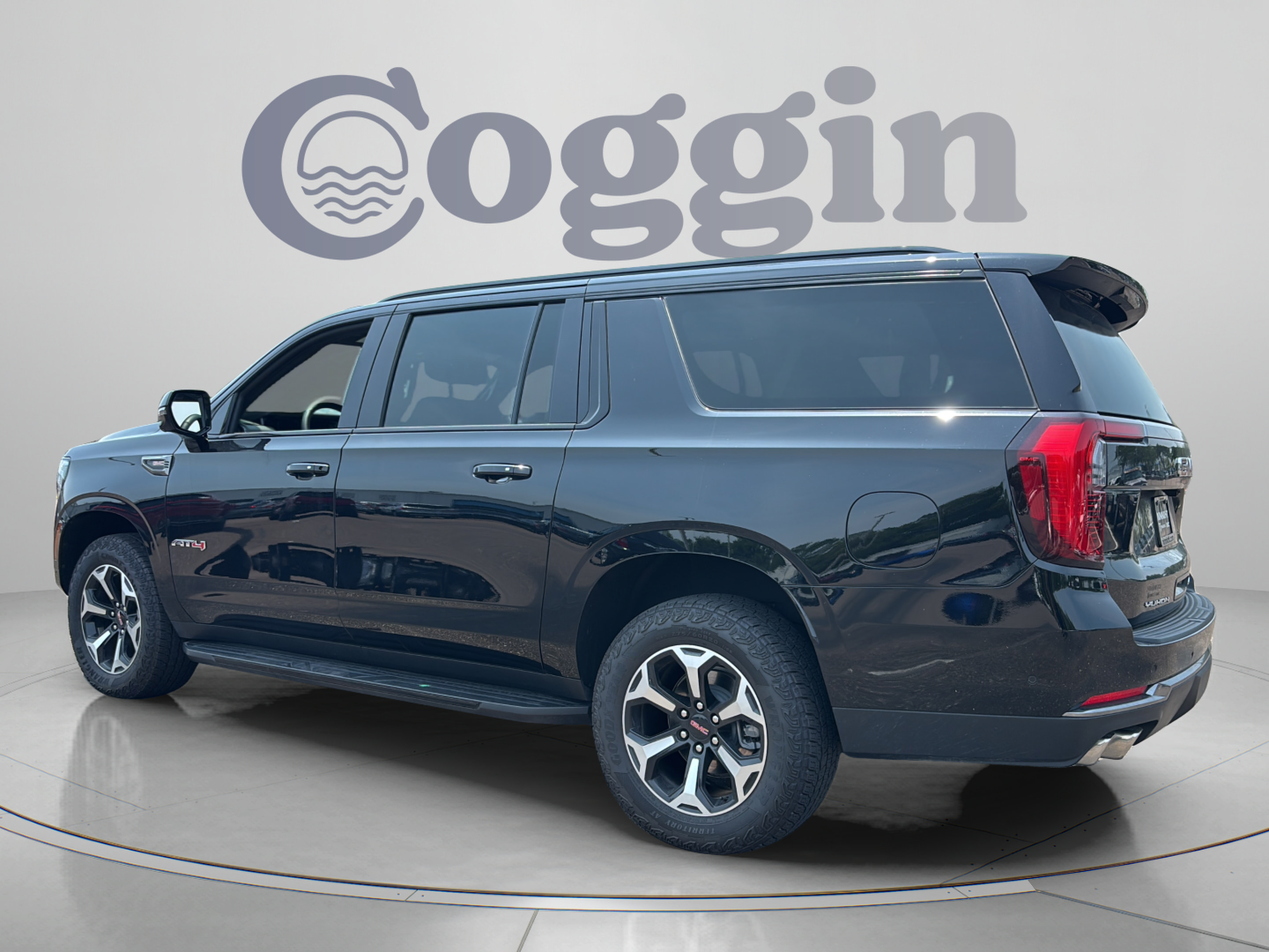 Used 2025 GMC Yukon XL AT4 AWD/4WD image 3