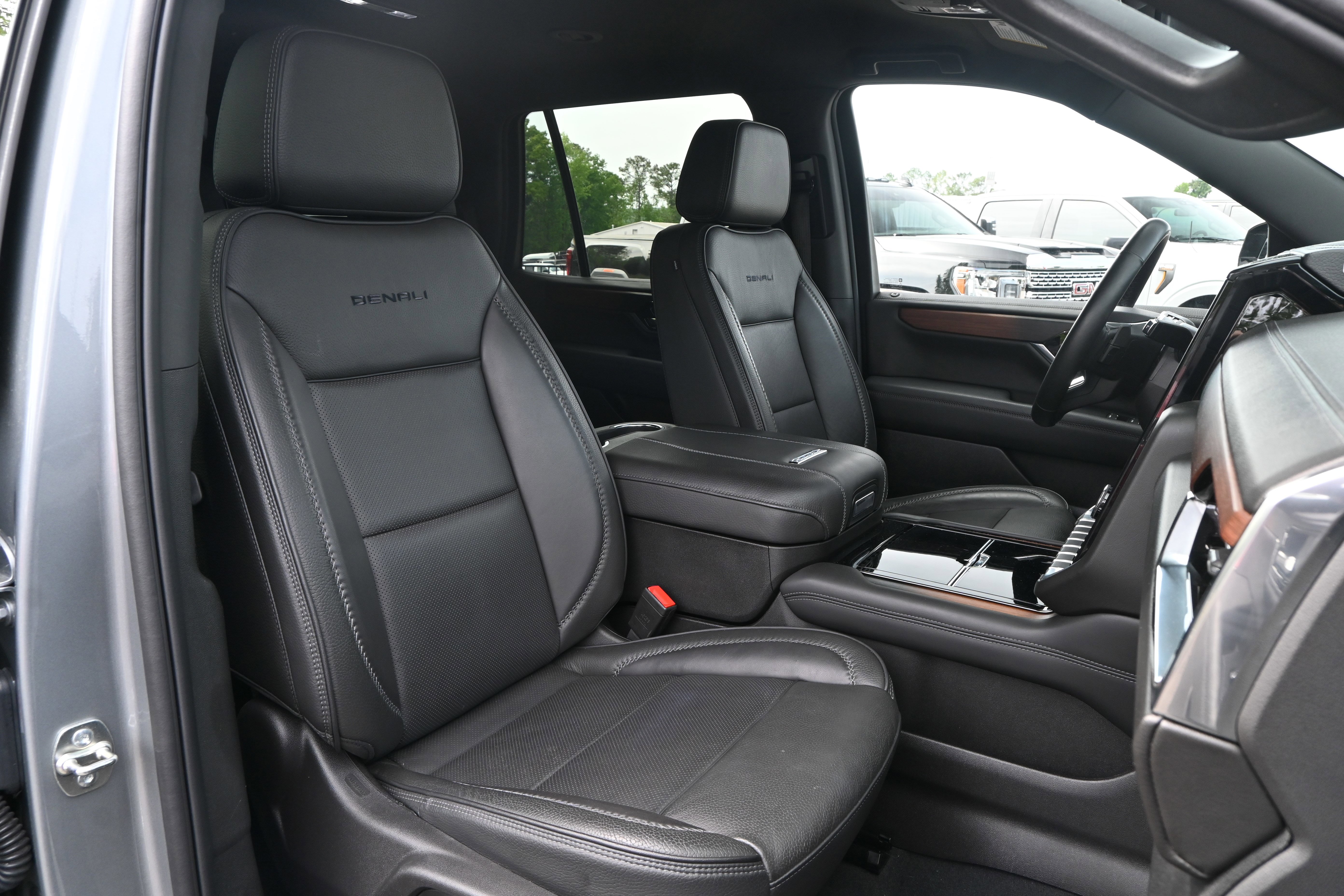 Used 2025 GMC Yukon Denali AWD/4WD image 33