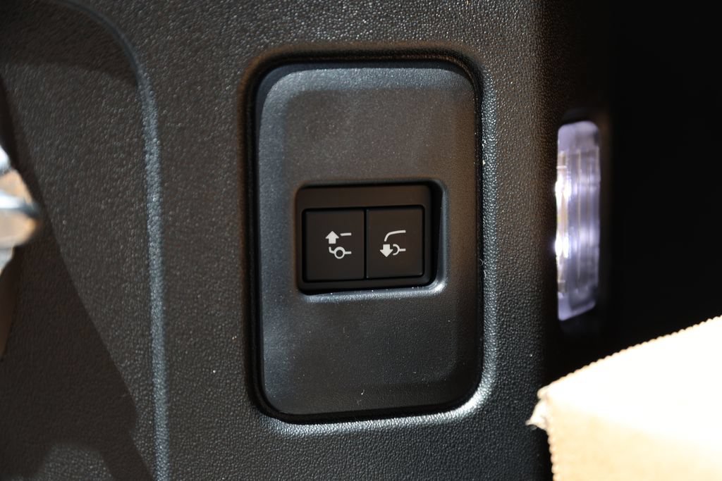 New 2026 Land Rover Defender 110 OCTA AWD/4WD image 11